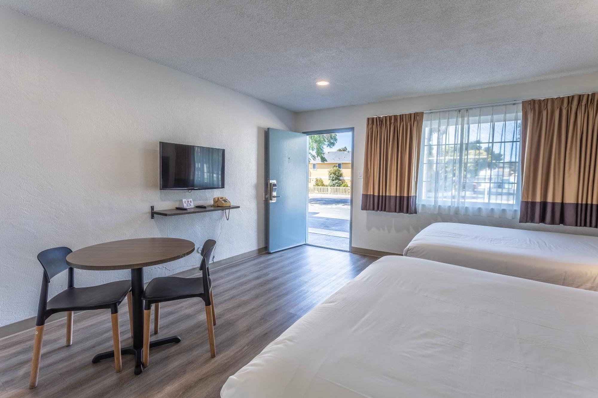 מורו ביי Coastal Breeze Inn מראה חיצוני תמונה